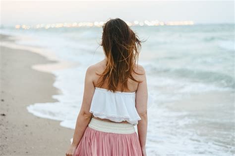 chica de espaldas en la playa